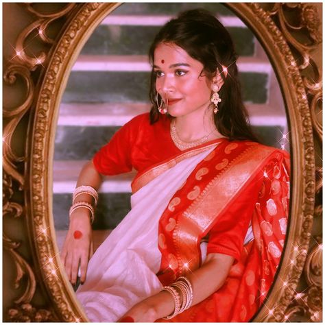 A girl wearing Indian traditional Saree in a Royal vintage mirror frame . It's a Devdas's Paro inspired Look Devdas Paro Look, Vintage Bengali Aesthetic, Paro Devdas, Bengal Aesthetic, Blue Indian Aesthetic, Bangla Culture, Royal Mirror, Black Saree Designs, Bengali Aesthetic