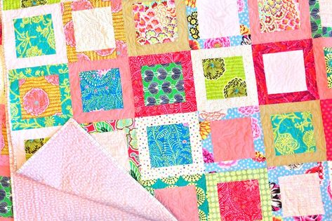 Here is a fun and easy Square-in-Square Quilt Tutorial. A great way to let beautiful fabric shine! Square In A Square Quilt, Beginners Quilting, Quilting Easy, Quilt Techniques, Suzy Quilts, Easy Quilting, Bright Quilts, Scrappy Quilt Patterns, Quilt Block Patterns Free