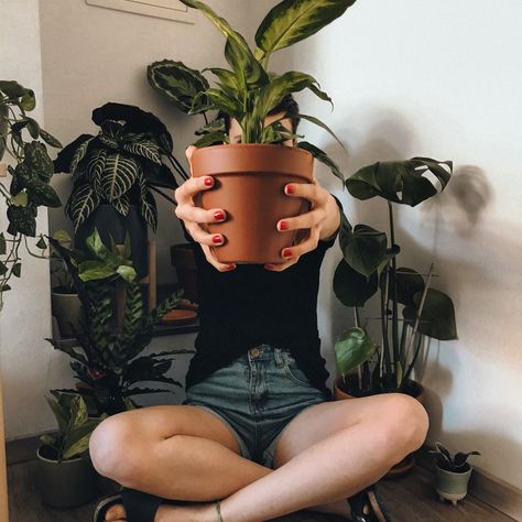 Indoor Plants Photoshoot, Photo With Plants, Selfie With Plants Ideas, Posing With Plants, Plant Shop Photoshoot, Pictures With Plants, Photography With Plants, Plant Photoshoot Ideas, Plant Girl Aesthetic