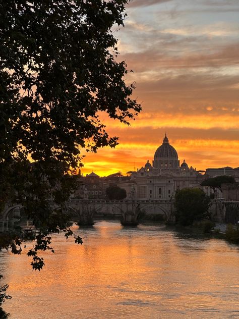 #rome #romeitaly #italy #italytrip #sunset #sunsetphotography #vatican Rome Moodboard, Rome Landscape, Rome Sunset, Rome Italy Aesthetic, Italy Sunset, 2024 Moodboard, Aesthetic Feed, Feed Insta, Sunset City