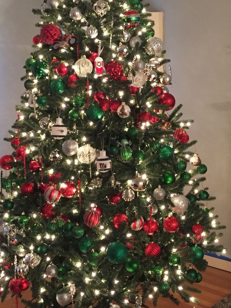 Red, silver and green Christmas tree Christmas Tree Red And Silver, Green Christmas Tree Decorations, Christmas Tree Gold, Christmas Tree Inspo, Green Ornaments, Christmas Tree And Fireplace, Pretty Christmas Trees, Green Xmas, Red Christmas Decor