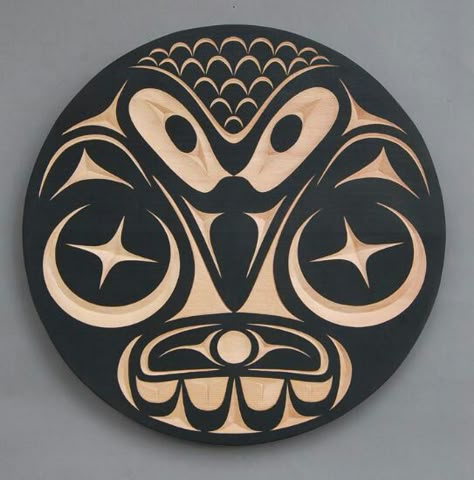 Haida-pöllö karhun päälle. Tai olkapäähän. Pöllön päälaen suomujen tilalle sacred geometry - tyyliä Arte Haida, Pnw Art, Alaska Art, 2d To 3d, Native Artwork, Pacific Northwest Art, Haida Art, First Nations Art, Native American Symbols