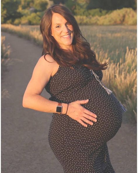 Pregnant Woman 115 by JessicaMeyrodonskay on DeviantArt Twin Pregnancy Belly, Triplets Pregnancy, Maternity Family Photography, Pregnancy Images, 40 Weeks Pregnant, Big Pregnant, Athletic Wear Fashion, Maternity Clothes Summer, Maternity Photography Studio