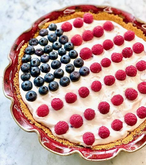 Celebrate the Red, White and Blue with this cool pie that will bring out your patriotic side! It's all about the American Flag when you serve this yummy dessert. American Flag Pie, Blue Desserts Recipes, Patriotic Pie, Blue Pie, Patriotic Desserts, 4th Of July Cake, Hamburger Casserole, Blue Desserts, 4th Of July Desserts