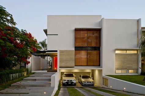 Located in Valle Real, Zapopan, Mexico, and designed by Agraz Arquitectos, Casa G illustrates a creative approach to the art and craft of architecture. Houses In Mexico, Underground Garage, Modern Architecture Building, Modern Garage, Garage House Plans, Narrow House, Modern Mansion, Garage Plans, Garage House