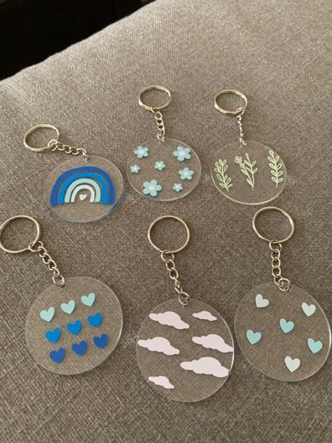 Diy Acrylic Keychain Ideas Easy, Acrylic Keychain Ideas Diy, Acrylic Keychain Painting, Acrilyc Keychain Cricut, Simple Keychain Ideas, Cricut Key Chains, Cricut Keyring Ideas, Clear Keychain Ideas, Circle Acrylic Keychain Ideas