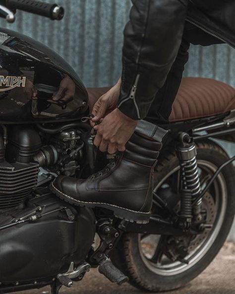 FREDDIE DOBBS on Instagram: “⚡️⚡️⚡️ . . . . . . . . #modernclassic #retrostyle #triumph #triumphbonneville #vintage #bonneville #motorcyclegear #scrambler #moto…” Vintage Bikes Aesthetic, Vintage Motorcycle Aesthetic, Vintage Biker Aesthetic, Alessio Falcone, Styling Aesthetic, Scrambler Moto, Triumph Street Scrambler, Modern Cafe Racer, Triumph Motorbikes