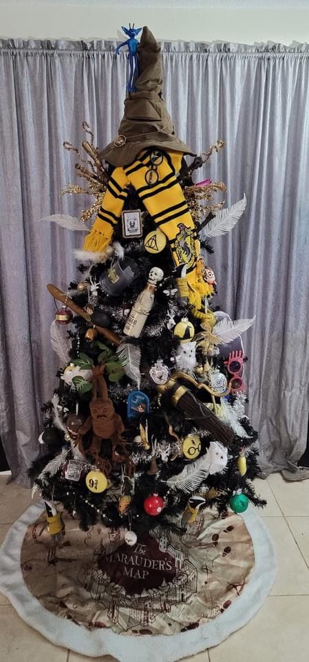 Hufflepuff Christmas Tree, Harry Potter Themed Christmas Tree, Hufflepuff Christmas, Harry Potter Themed Christmas, Hp Christmas, Harry Potter Christmas Tree, Tree Themes, Harry Potter Christmas, Harry Potter Gifts