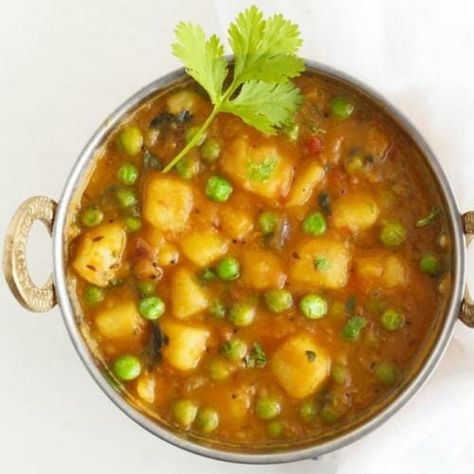 Green Peas Curry, Best Gravy Recipe, Curry Ingredients, How To Make Potatoes, Vegetarian Dish, Vegetarian Curry, Potato Onion, Vegan Potato, Potato Curry