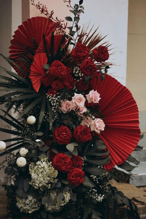 Hmong Wedding, Images Victoriennes, Barbados Wedding, Classy Wedding Decor, Chinese Wedding Decor, Bohemian Wedding Decorations, Diy Arrangements, Wedding Red, Creative Flower Arrangements