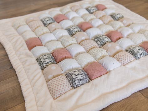 Handmade Baby Play Mat by Pipsweetco on Etsy Tummy Time Play, Padded Play Mat, Bubble Quilt, Tummy Time Mat, Mat Best, Puff Quilt, Patchwork Baby, Baby Mat