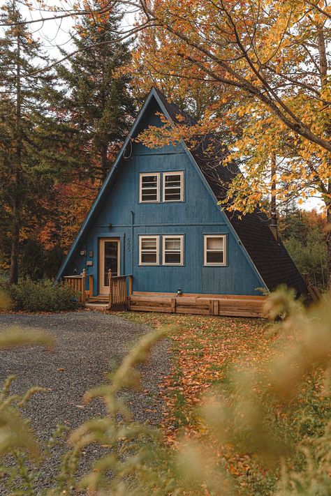 Tiny A Frame Cabin, Triangle House, Ecological House, Tree House Plans, Cabin Aesthetic, Cozy Cabins, Frame Cabin, Mountains Travel, Vacation Cabin