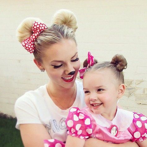 3 Easy Ways Mother-Daughter Duos Can DIY Their Minnie Mouse Halloween Costumesgoodhousemag How To Style Hair With Minnie Ears, Minnie Mouse Hairstyle Black, Disney Crazy Hair Day, Mini Mouse Hairstyle, Minnie Hairstyle, Mickey Mouse Hairstyle, Hairstyles For Disneyland, Minnie Mouse Hairstyle, Disney Hairstyles For Adults