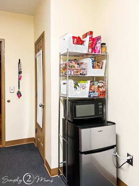 Making the best use of space in a small dorm room is essential. It's important to stay organized in a small space. Utilizing vertical space is a great way to save space in a small dorm room. With a little creativity and planning, you can easily create a functional and stylish mini kitchen in your dorm room. Check out this dorm room kitchen set up hack you need! Dorm Room Food Station, Dorm With Kitchen, Storage Ottoman Dorm, Dorm Room Kitchen Ideas, Ottoman Dorm, Ucsb Dorm, Dorm Kitchen Ideas, College Dorm Food, Dorm Packing List