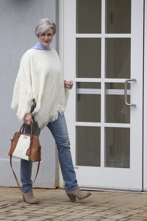 put a poncho on Mode Over 50, Moda Over 50, Moda Over 40, Mode Ab 50, Fashion Over Fifty, Style At A Certain Age, Clothes For Women Over 50, Over 60 Fashion, Look Retro