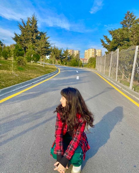 pic idea on the road, ig post ideas Road Poses, Ig Post Ideas, Empty Road, Ig Post, Post Ideas, Aesthetic Photo, Aesthetic Girl, On The Road, The Road