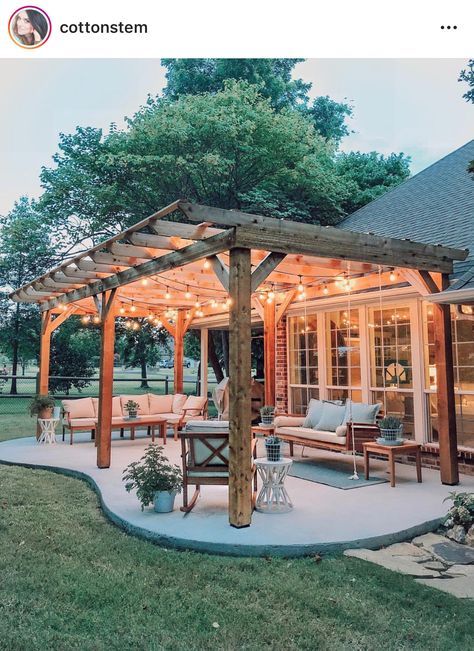 Gazebo Attached To House, Pergola Off Of House, Savannah House, Farmhouse Backyard, Pool Pergola, Pergola Carport, Small Pergola, Screened Porches, Restaurant Patio