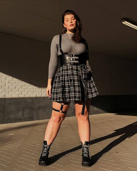 Edgy Winter Outfits Grunge, Edgy Outfits Winter, Winter Outfits Grunge, Edgy Plus Size Outfits, Edgy Winter Outfits, Grunge Plus Size, Rocker Chic Outfit, Legs Outfit, Egirl Fashion