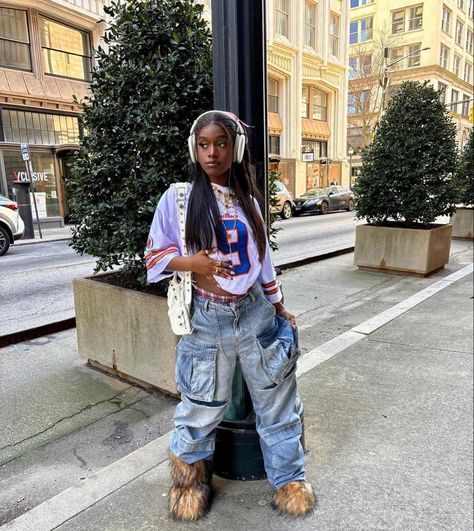 Thrifted Outfits Black Women, Hard Outfits, Shirts Baggy, Hiphop Girl, Feminine Streetwear, Outfit Info, Street Style Outfits Casual, Girls Streetwear, Mode Rose