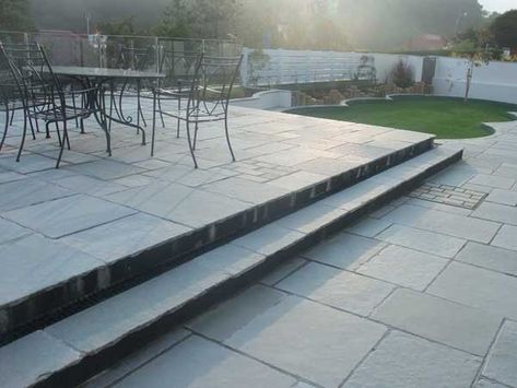 You may have a natural slope in your garden or just wish to create different levels to add interest, so why not consider building a split level patio? Slate Deck, Deck Walkway, Modern Garden Patio, Garden Bar Shed, Limestone Paving, Patio Pavers Design, Garden Paving, Garden Steps, Front Landscaping