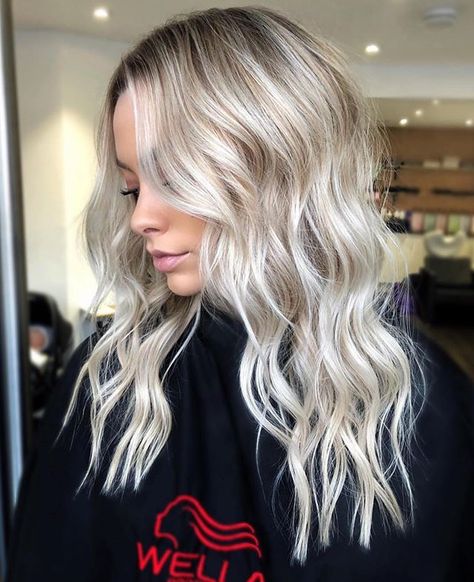 BALAYAGE | BLONDE | BEACHY (@tialambourn_hair) • Instagram photos and videos Bleach Blonde Root Smudge, Lived In Icy Blonde Balayage, Bright Creamy Blonde Balayage, Blonde Stretched Root, Darker Blonde, Grunge Platinum Blonde Hair, Bleach Blonde Hair, Hair Instagram, Balayage Blonde