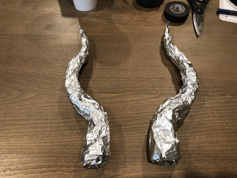 Maleficent horns DIY made from Warbla Cosplay Horns Diy, Diy Devil Horns, Maleficent Costume Diy, Maleficent Halloween Costume, Diy Horns, Maleficent Halloween, Halloween Canvas Paintings, Maleficent Horns, Horror Crafts