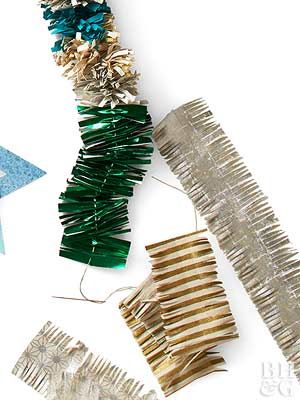 Christmas Garlands Christmas Tree Wrap, Diy Christmas Garlands, Christmas Garland Ideas, Diy Christmas Garland, Garland Ideas, Christmas Garlands, Tinsel Garland, Classroom Art, Gift Post