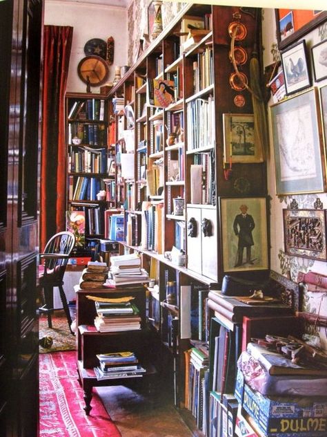 For all the bookworms out there who can appreciate an organized mess. Lots Of Books, Dream Library, Library Room, English Decor, Book Room, Vintage Library, Bookshelf Styling, Maximalist Decor, Home Libraries