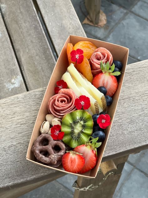 Charcuterie Boxes To Go Individual, Charcuterie To Go, Mini Charcuterie Boxes, Diy Wine Tasting Party, Coffee Break Catering, Charcuterie Gift Box, Charcuterie Lunch, Mini Charcuterie, Charcuterie Appetizers