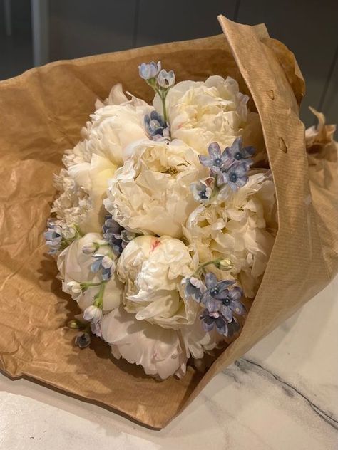 Boquette Flowers, Nothing But Flowers, Flower Therapy, Beautiful Bouquet Of Flowers, Brown Paper, Beautiful Bouquet, Love Flowers, My Flower, Flower Shop