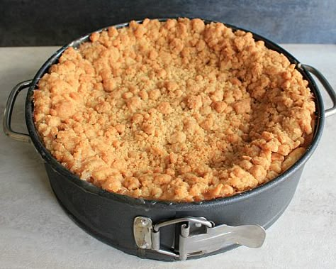 love, laurie: deep dish apple pie with streusel topping apple pie in springform pan wedding reception Apple Pie With Streusel Topping, Double Crust Apple Pie, Cake Pan Recipes, Springform Pan Recipes, Deep Dish Apple Pie, Pies Dessert, Springform Cake, Healthy Food Easy, Dutch Apple Pie