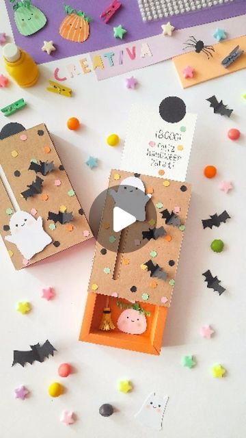 Teffy Gutiérrez | Crafter on Instagram: "Hola, estamos hoy por aqui para mostrarles este pequeño proyecto por halloween, bueno un halloween tierno y es que me gusta más que encante a que espante. 🤭 Es una cajita, como ven tiene muchas cositas, dulces, tarjeta y un cuadrito con un fantasmita, ideal para guardarlo por siempre. 👻 

Los materiales que utilizamos son estos:
- cartulina craft
- cartulina color rosa
- cartulina para acuarelas
- puntitos de colores
- silicona líquida o pegamento especial
- un mondadiente para hacer la escobita
- dulces 

Que sigan teniendo un gran inicio de semana, nos vemos. ❤️

#halloween #octubre #box #caja #calabaza #pumpkin #fantasma #ghost #handmade #manualidades #ideas #craft #crafty #diy #tutorial #tutorials #sorpresa #kids #sorpresa #decoration #reel #r Dulces Halloween, Ideas Craft, Sweet Box, Crafty Diy, Smash Book, Crafts To Make, Halloween Decorations, Ghost, Halloween