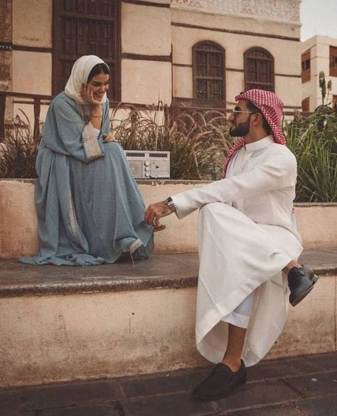 Muslim Couple Photography, Islamic Cartoon, Arabian Beauty, Love In Islam, Cute Muslim Couples, Classy Photography, Fashionista Clothes, Couples Poses For Pictures, Beautiful Islamic Quotes