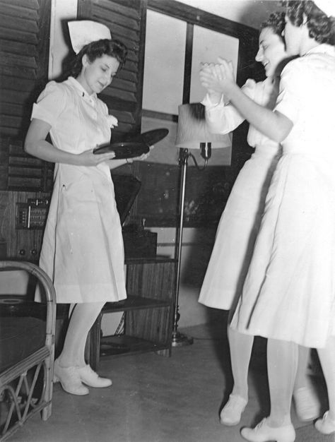 WW2 nurses in era uniforms 1940s Photos, Army Nurse, Nurse Rock, Vintage Nurse, Vietnam Veterans, Red Cross, Women In History, Mode Vintage, Military History