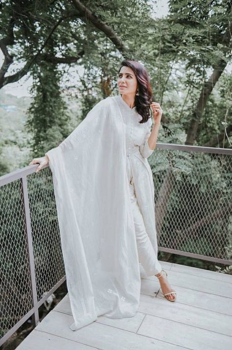 Samantha Akkineni, Saree Poses, Self Portrait Poses, Indian Photoshoot, Stylish Photo Pose, Photo Pose Style, Photoshoot Dress, Fashion Photography Poses, Best Photo Poses