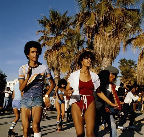 1970s Pics Of Men's Shorts Show A Forgotten Fashion Trend That Made Men Cool 70s Roller Disco, Roller Boogie, Roll Bounce, Roller Quad, Roller Skates Vintage, 70s Men, Boogie Nights, Roller Rink, Roller Disco