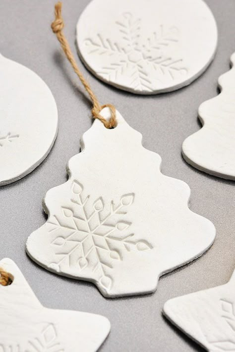 Pottery Ideas For Christmas Gifts, Airclay Ideas Christmas, Diy Air Dry Clay Christmas Ornaments, Christmas Polymer Clay Ideas Simple, How To Make Ceramic Ornaments, Dry Clay Christmas Ornaments, Clay Crafts Air Dry Christmas, Oven Bake Clay Ornaments, Stamped Clay Ornaments