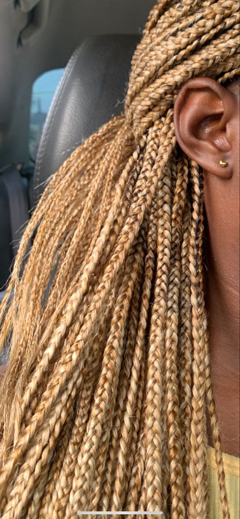 Blonde Layered Braids Black Women, 4/27/613 Color Braids, Blonde Braids Ideas For Black Women, Blonde And Brown Mixed Box Braids, Blond Brown Box Braids, Blonde Mixed With Brown Hair, Short Blonde Box Braids With Curly Ends, Brown And Blond Mixed Box Braids, Blond Highlights Braids