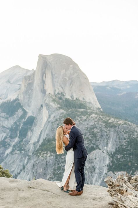 Wedding in Yosemite #yosemitewedding #nationalpark #weddings #mountains #outdoor Yosemite Engagement, Sunrise Photoshoot, Yosemite Elopement, Mountain Engagement Photos, Yosemite Wedding, Engagement Inspo, Pose Idea, California National Parks, Mountain Engagement