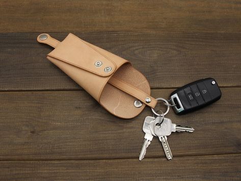 Leather Car Key Holder, Leather Key Holder Diy, Leather Handbag Patterns, Leather Working Projects, Diy En Cuir, Custom Leather Work, Leather Fob, Leather Book Covers, Leather Organizer