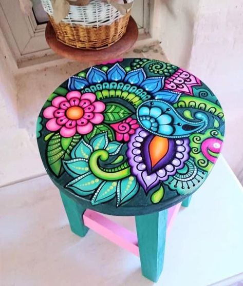 Cute Painted Stools, Hand Painted Stools Ideas, Painted Stools Ideas Patterns, Hand Painted Chairs Funky Furniture, Funky Painted Chairs, Whimsical Furniture Painting Ideas, Painted Stools Ideas, Mandala Furniture, Hand Painted Stools