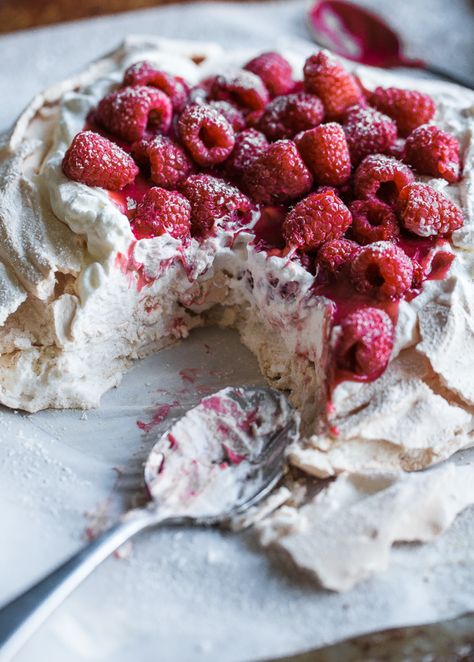 Fresh Raspberry Curd & Vanilla Whipped Cream Pavlova Pavlova Recipes, Raspberry Curd, Raspberry Pavlova, Pavlova Recipe, Vanilla Whipped Cream, Easy To Make Desserts, Köstliche Desserts, Baklava, Pavlova