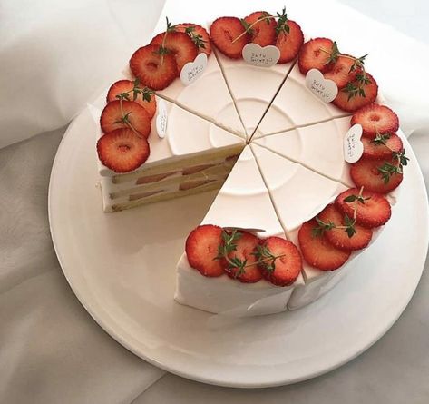 Resipi Kek, A Piece Of Cake, Pretty Birthday Cakes, Piece Of Cake, Cute Desserts, Yes Or No, White Cake, Strawberry Cake, Pretty Cakes