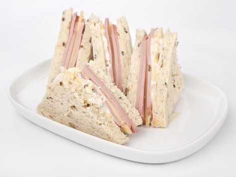 small ham sandwich triangles Tasty Snack Ideas, Toddler Snack Ideas, Ham Sandwich Recipes, Fruit Lollies, Cheese Triangles, Cold Finger Foods, Finger Food Recipes, Tea Party Sandwiches, Toddler Snack