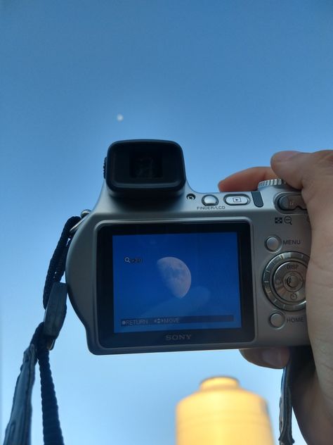 Blue Aesthetic Camera, Fotografi Vintage, The Moon Is Beautiful, Look At The Moon, Blue Aesthetic, Aesthetic Photo, Photo Dump, Pretty Pictures, Astronomy