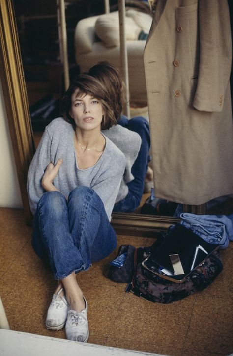 Jane Birkin Style Jane Birkin, Jane Birkin Style, Looks Jeans, Emmanuelle Alt, Lou Doillon, Serge Gainsbourg, Charlotte Gainsbourg, Jane Birkin, French Chic