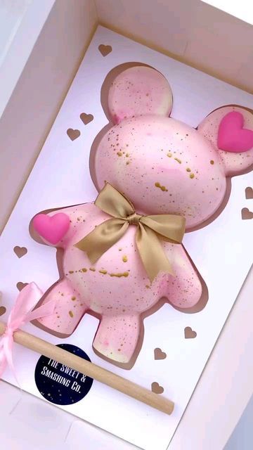 Chrissie Cakes and Supplies on Instagram: "Adorable baby pink bear smash with a little gold splatter accenting 🤩 made by @thesweetandsmashing.co Bear chocolate mould, Box, smash hammer, Mallet, edible art paint and oil based food colours available Www.chrissiecakesandsupplies.co.uk We post WORLDWIDE Shop instore and online www.chrissiecakesandsupplies.co.uk . . . . . . #dippedstrawberries #chocolate #cocoabomb #strawberrybouquet #valentinesday #mississauga #genderreveal #babyshower #carame Edible Arrangements, Pink Bear, Strawberry Dip, Chocolate Bomb, Chocolate Covered Strawberries, Edible Art, Cake Shop, Candy Apples, Chocolate Molds