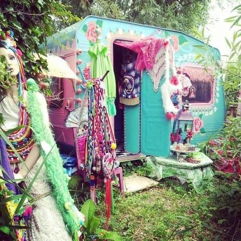 11 Amazing Gypsy Caravans | Page 2 of 2 | Go Hippie Chic Mundo Hippie, Tricia Guild, Boho Lifestyle, Hippie Homes, Vintage Caravans, Vintage Travel Trailers, Deco Boheme, Vintage Trailer, Vintage Trailers