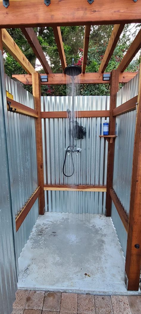 Outdoor Pool Decor, Outdoor Shower Ideas, Outside Showers, Outdoor Shower Enclosure, Outdoor Shower Diy, Bilik Air, Outdoor Bathroom Design, Desain Furnitur Modern, Outdoor Bath