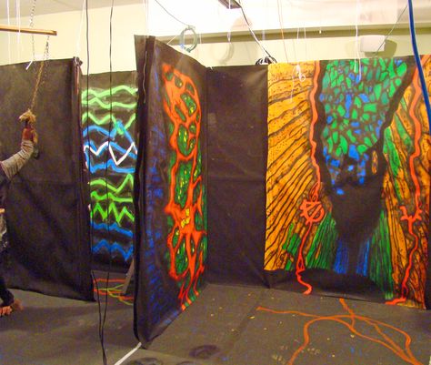 Haunted House Scene Ideas, Haunted House Walls Diy, Haunted House Room Ideas, Haunted House Maze, Halloween Tunnel, Haunted Hallway, Carnival Props, Haunted Library, Fabric Wall Panels